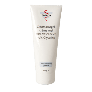 Cetomacrogolcrème met 10% Vaseline en 10% Glycerine is geschikt voor de droge en gevoelige huid. Het houdt de huid soepel en voorkomt verdere uitdroging. De vaseline in deze crème zorgt voor een hoger vetgehalte en dekt de huid af. Het draagt bij aan de bescherming van de huid, waardoor de huid minder water afstaat en wordt gehydrateerd. Glycerine zorgt voor een goede smeerbaarheid en gaat uitdroging van de huid tegen.
