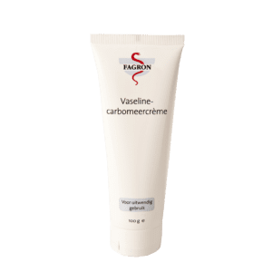 Vaselinecarbomeercrème is geschikt voor de droge en gevoelige huid. Deze gelcrème hydrateert en beschermt de huid tegen verdere uitdroging. Geschikt voor gezicht, handen en de behaarde (hoofd)huid. De vaseline in deze crème zorgt voor een hoger vetgehalte en dekt de huid af. Het draagt bij aan de bescherming van de huid, waardoor de huid minder water afstaat en wordt gehydrateerd. Carbomeer geeft een betere hechting op de huid en zorgt ervoor dat de crème bij temperatuurverhoging vrijwel niet dunner wordt, wat voordelen geeft bij warm weer.
